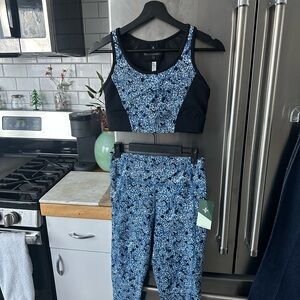 Tuckernuck workout set ladies size small, bralette and pants, beautiful